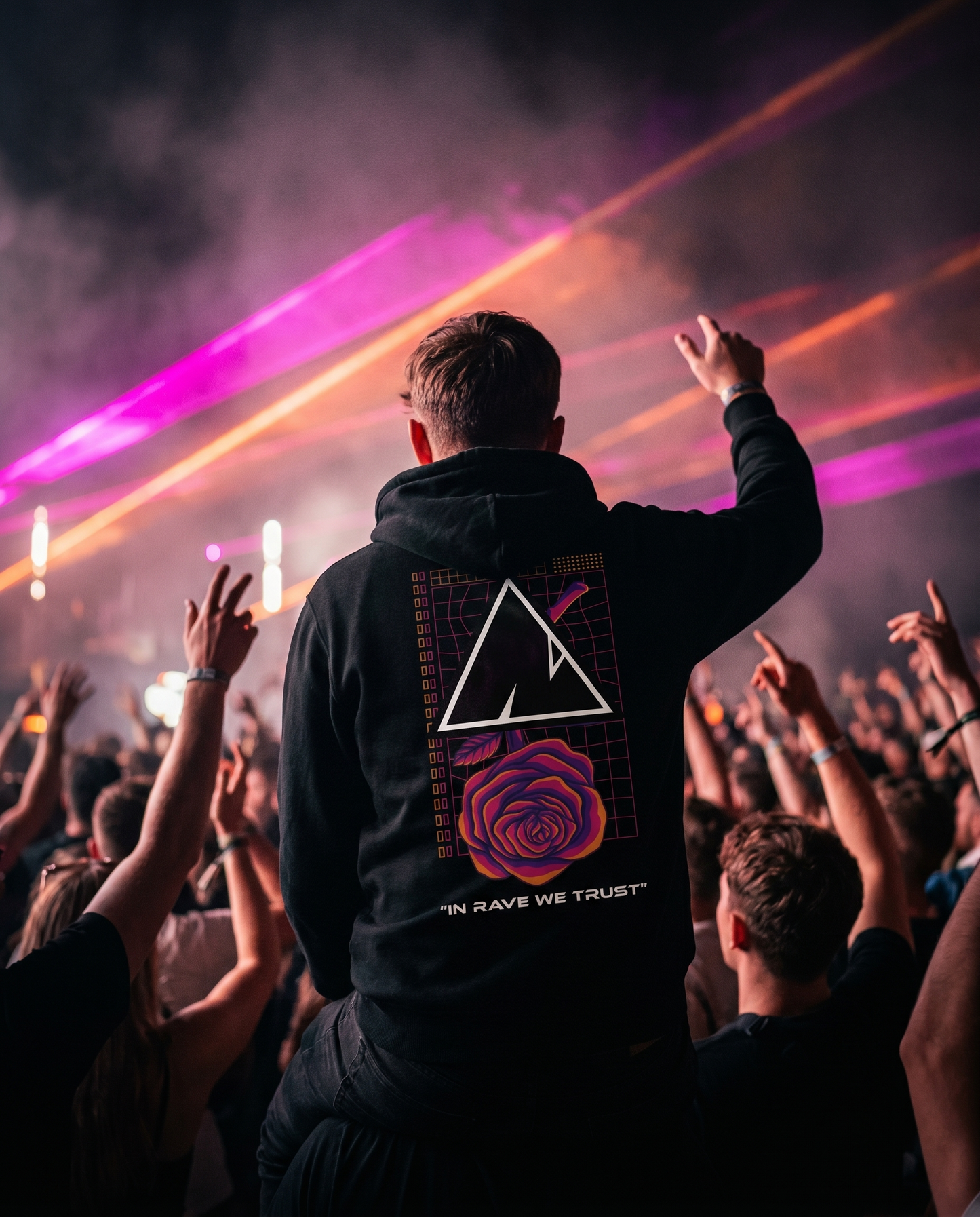 Notorious Hoodie na raveu — In Rave We Trust print