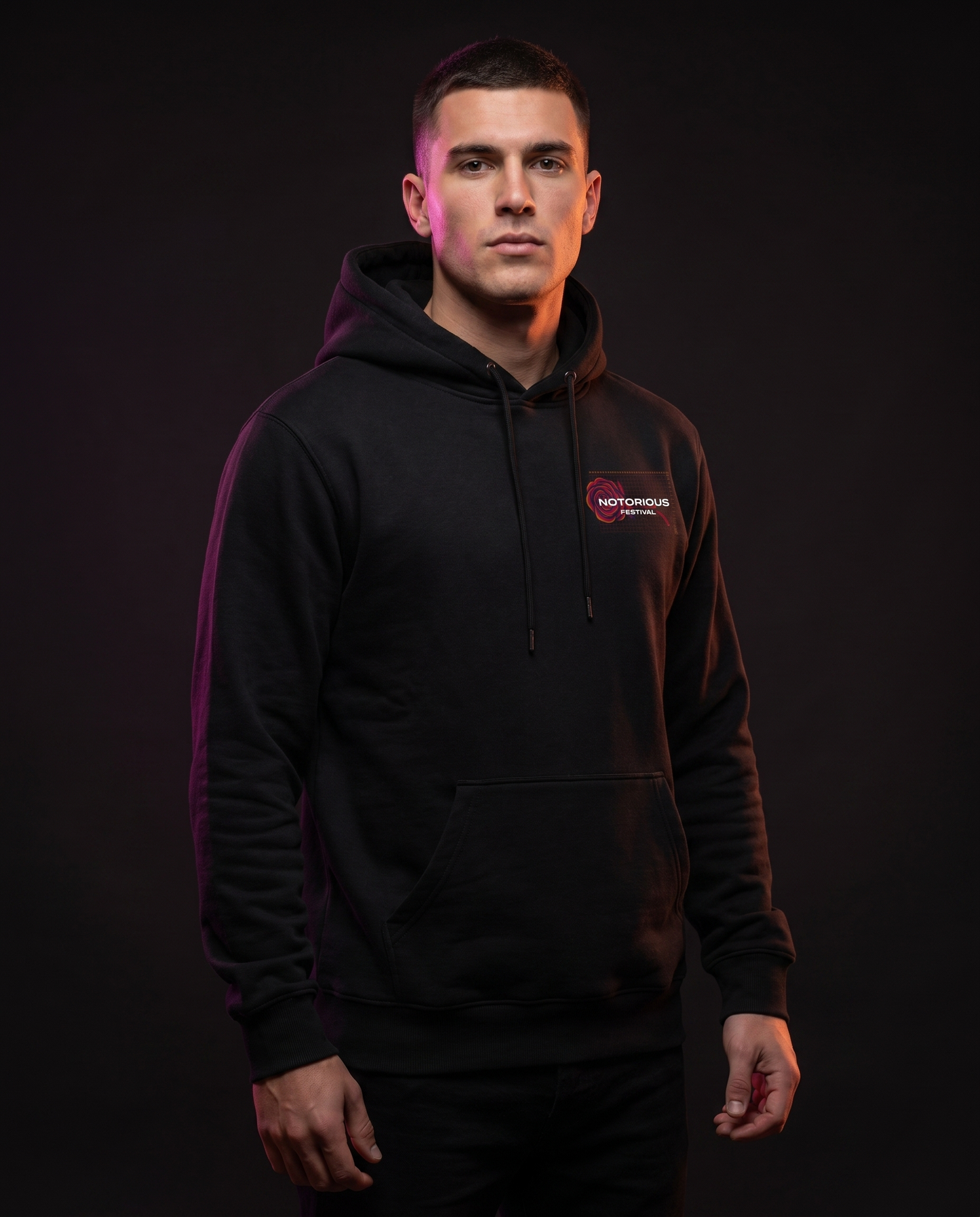 Notorious Hoodie — prednja strana s logom na prsima